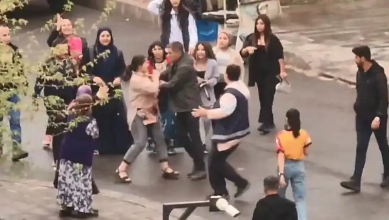 Adliye Önünde Olaylı Kavga: Tekme ve Yumruklar Havada Uçuştu!