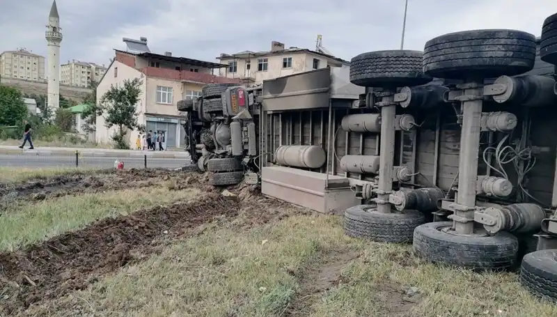 Erzurum’da Freni Boşalan TIR, Trafikte Korkunç Bir Kazaya Neden Oldu