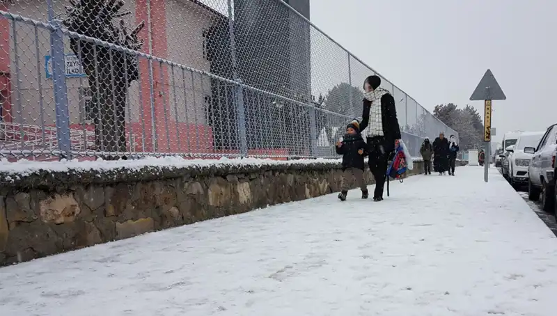 Bu İlkbahar, Bir Şehirde Kar Tabakalarıyla Sıra Dışı Bir Görüntü Oluştu