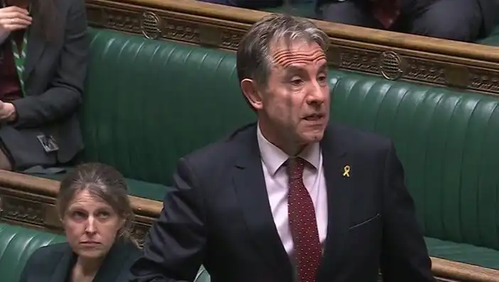 İngiliz Vekil Çocuk İstismarı İddiasıyla Gözaltına Alındı