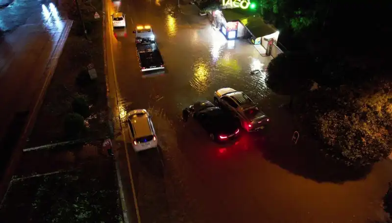 Adana'da Aniden Yaşanan Sağanak: Cadde ve Yollar Sular Altında Kaldı