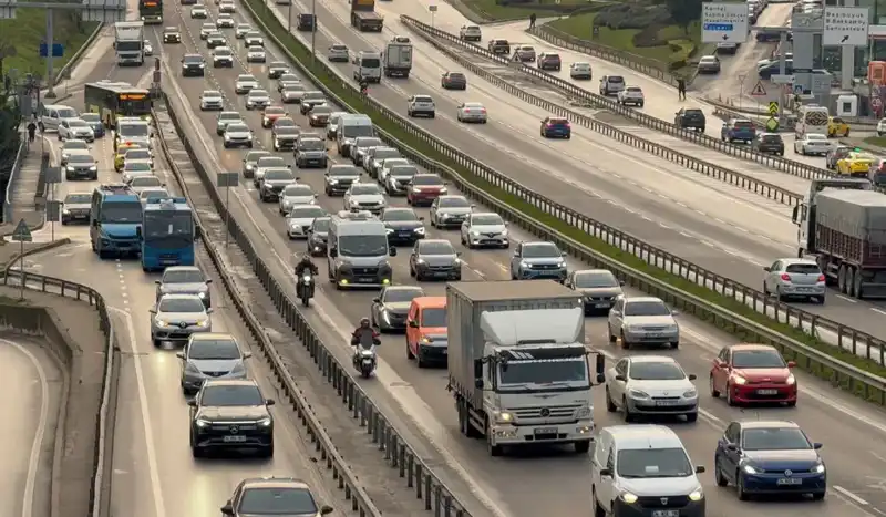 İstanbul Sabah Trafiği: Anadolu Yakası'nda Adım Adım İlerleyen Araçlar