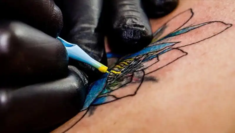 Uzmanlardan Şok Eden Uyarı: Dövme Mürekkebi Kanser Riskini Artırıyor