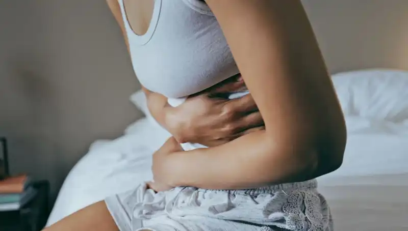 22 Yaşında Bağırsağındaki Belirtileri Görmezden Geldi: Kanserle Mücadelesi