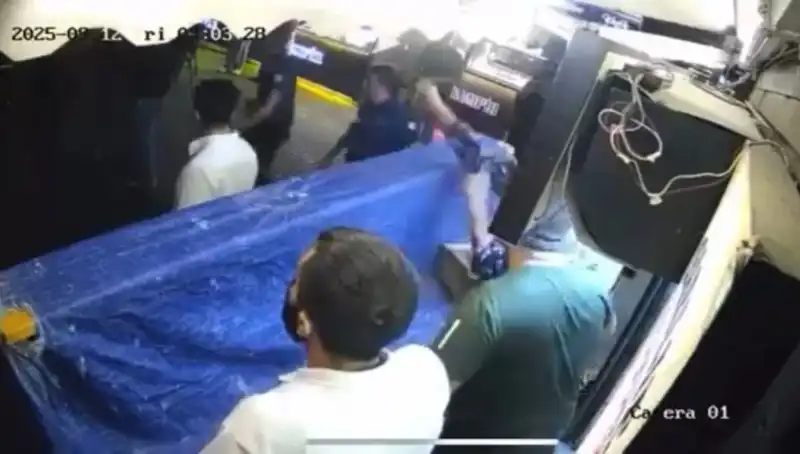Ortaköy'de Gözler Büyülenirken, Tekme Tokat Gerginlik Yaşandı