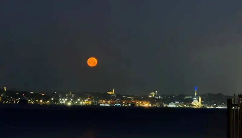 İstanbul Büyüleniyor: Çilek Dolunayı’nın Tüm Güzellikleri