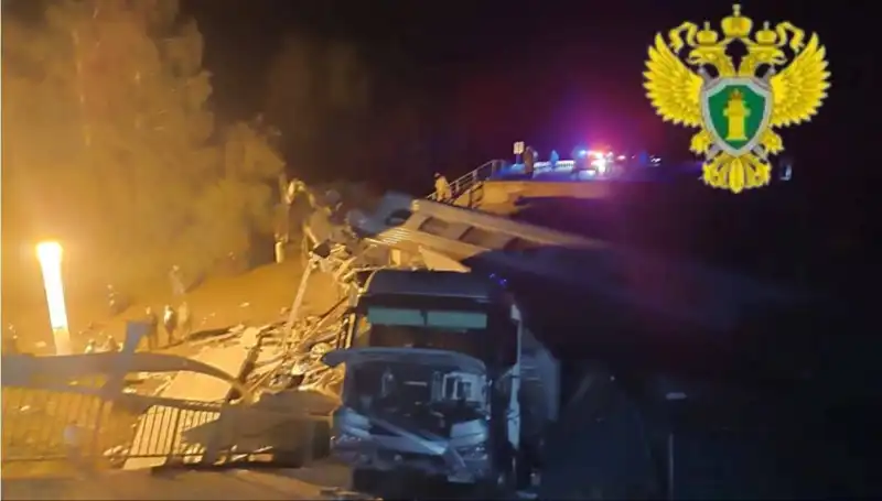 Rusya'da İki Köprü Çöktü: Tren Kazasında Yedi Kayıp ve Trajedi