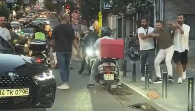 Nişantaşı’nda Yol Verme Tartışması: Kadın Sopayla Saldırıya Uğradı!