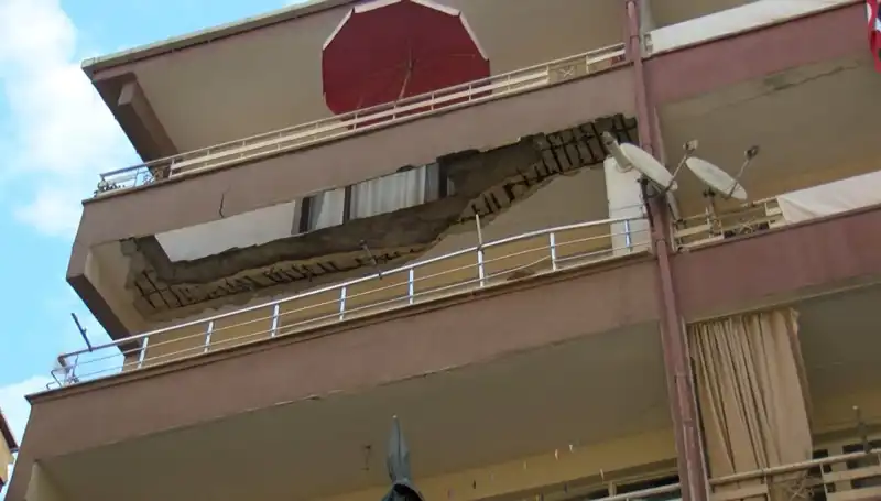 Güngören'de Dramatik Olay: Beş Katlı Binanın Balkonu Aniden Çöktü