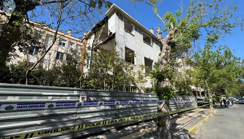 Bakırköy'deki Metruk Bina Depremle Kısmen Çöktü: Olayın Seyri ve Sonrası