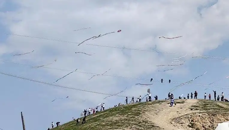 Uçurtma Şöleni: Renklerin Dansı ve Gökyüzündeki Büyülü Anlar