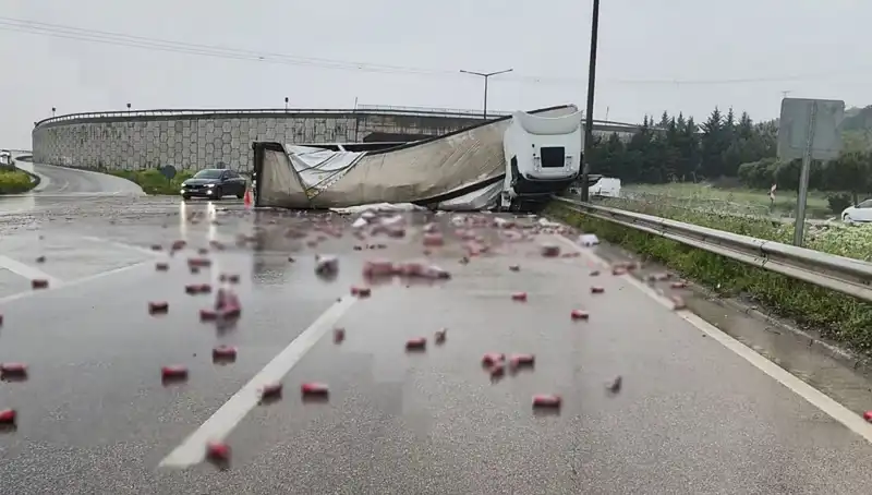 TIR Devrildi, Yola Saçılan İçkiler Şok Etti: Olayın Detayları!