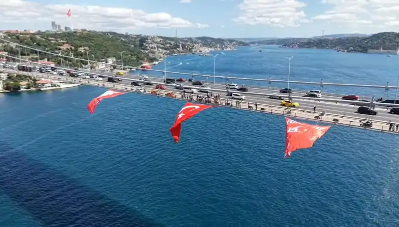 Türk Bayrağıyla Süslü Köprü, Görenleri Büyülüyor!