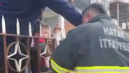 Hatay’da Korkunç Kaza: Çocuğun Koluna Demir Korkuluk Saplandı!