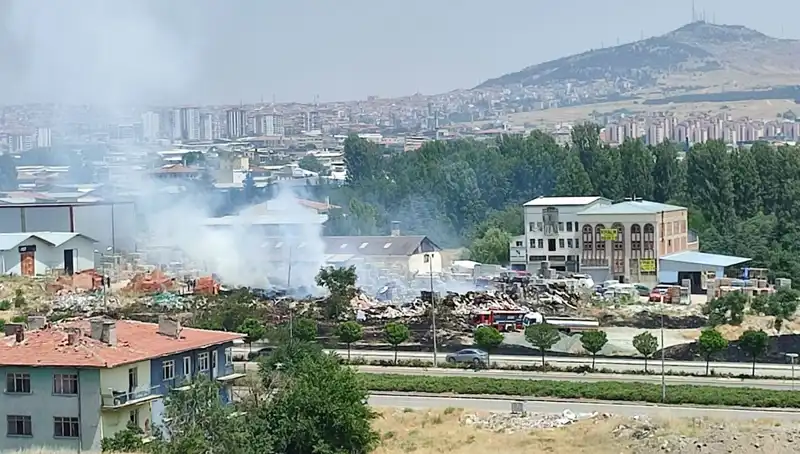 Otluk Alanda Başlayan Yangın Depoyu Kül Eden Korkutucu Felaket
