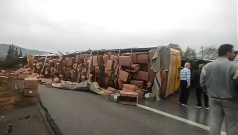 TEM Otoyolu'nda TIR Devrildi: Trafik Ankara Yönü İkiye Bölündü!