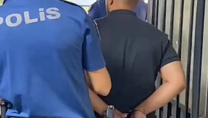İzmir'de Polise Saldıran Şahıs Yakalandı: Olayın Detayları Ortaya Çıktı