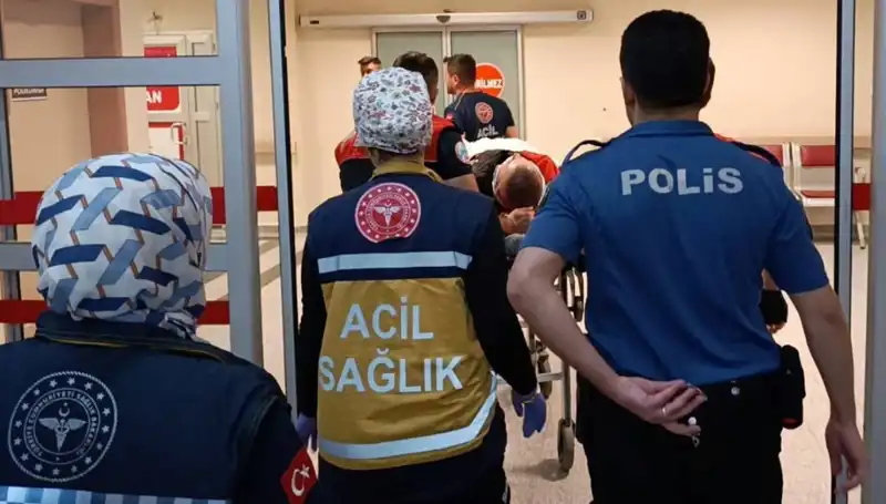 Dikkatsizlik Sonrası Kaza: Polis Ekipleri İki Yaralıyla Olay Yerinde