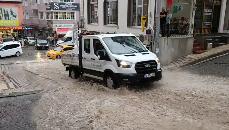10 Dakikada Gelen Sağanak, Şehirleri Su Altında Bıraktı!