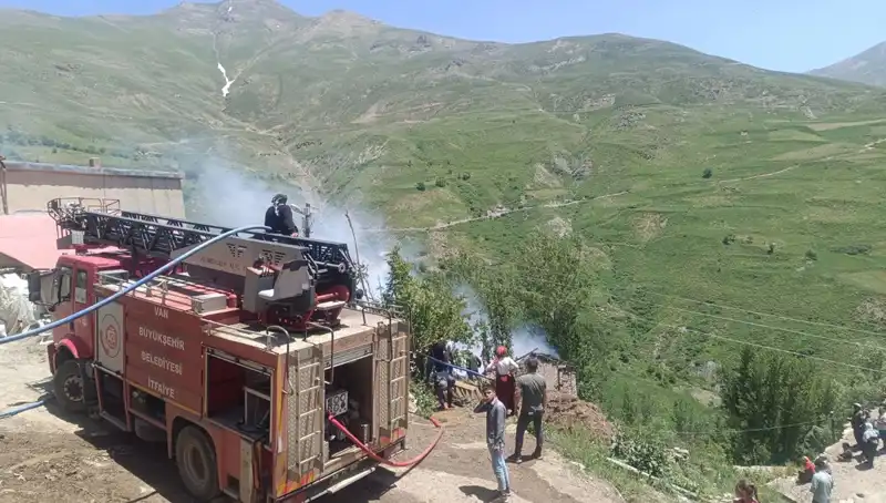 Van'da Korkunç Yangın: Küçük Bir Çocuk Hayatını Kaybetti