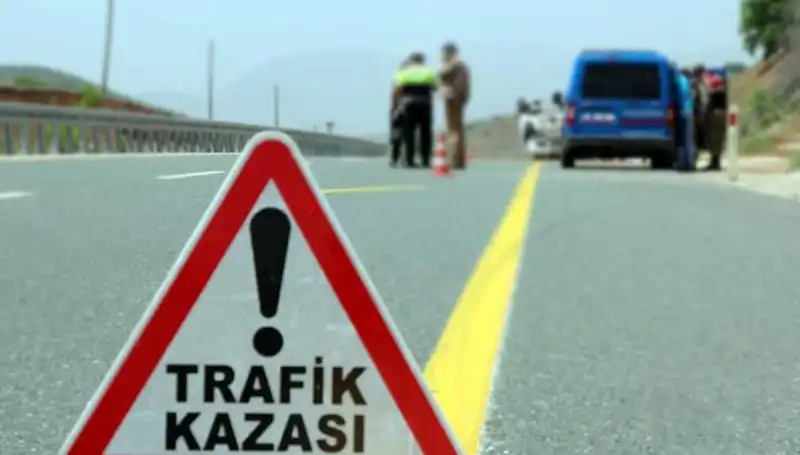 Otomobil ve Hafif Ticari Araç Kaza Yaptı: 6 Can Kaybı