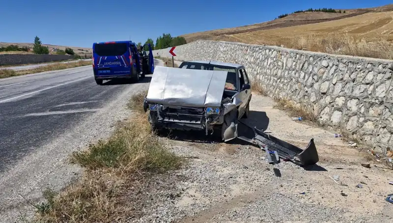 Kontrolden Çıkan Otomobil Duvara Çarptı: İki Yaralı!