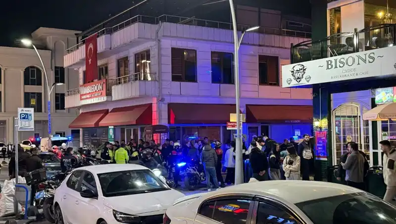 Kafe Önünde Havaya Ateş Açtı, Engelleyen Sahibi Bıçakladı!