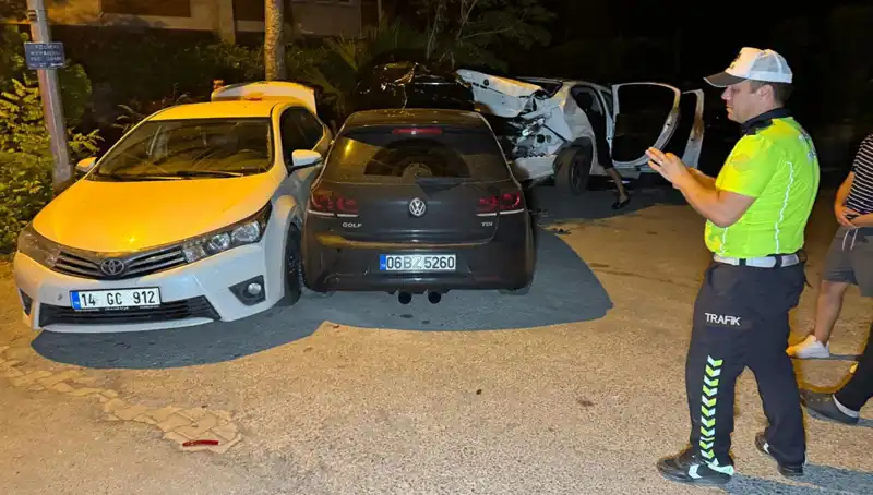 Alkollü Sürücü, Sokağı Kaosa Sürükleyerek Üç Araca Çarptı