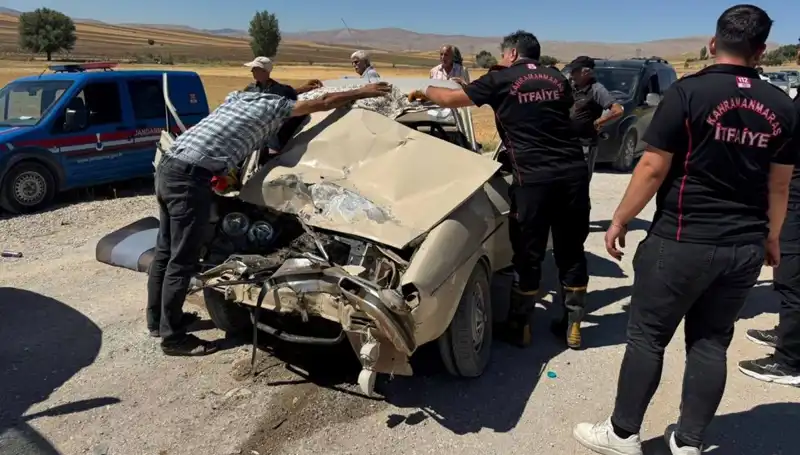 Kahramanmaraş'ta Kamyonet ile Otomobil Çarpıştı: Gözler Kaza Yerinde