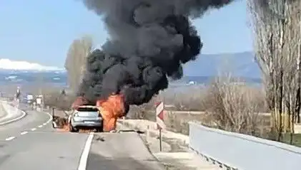 Kütahya'da Seyir Halindeki Otomobil Yandı: Yangın Anı Kamerada