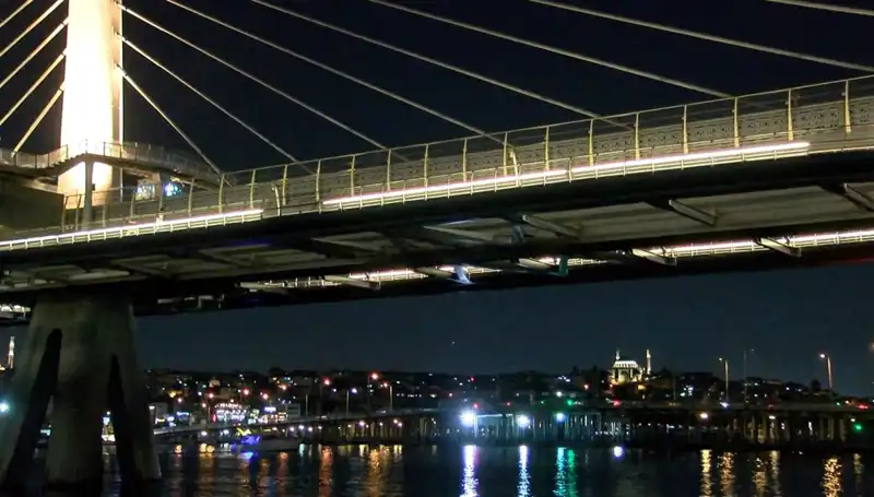 Metro Köprüsünden Denize Düşen Kişiyi Bulmak İçin Çalışmalar Devam Ediyor