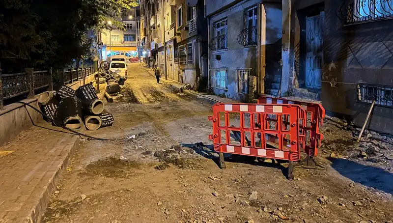 Bayrampaşa'da Altyapı Çalışmaları Esnasında Rögar Kapağı Patladı