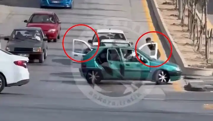 Trafikte Bıçak ve Kılıçlı Saldırı: Anlık Görüntülerle Yaşanan Korku Dolu Anlar
