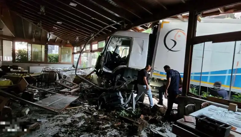 Freni Boşalan Kamyon Restorana Girdikten Sonra Yaşananlar Şok Etti!