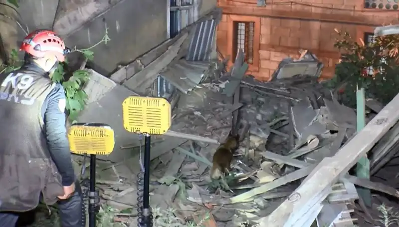 İstanbul’da Deprem Sonrası Çöken Bina, Korku Dolu Anlar Yaşattı
