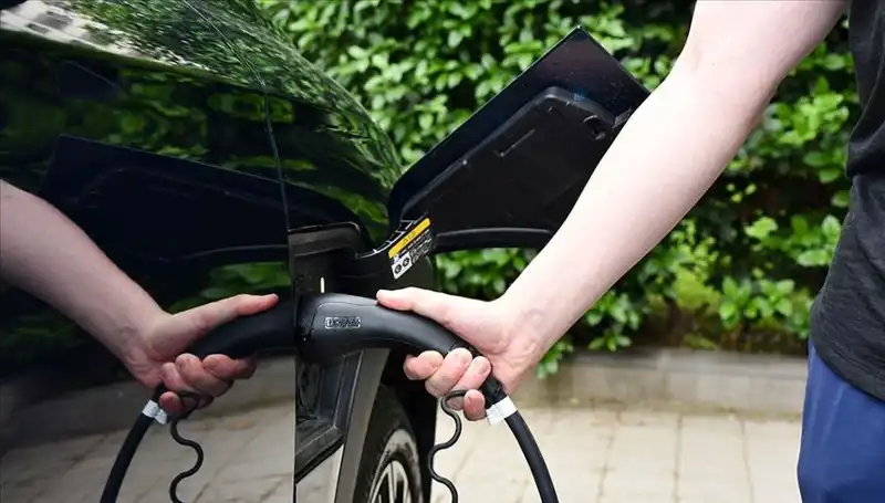 ABD'nin Gümrük Vergileri: İngiltere Elektrikli Araç Üreticilerini Destekliyor!