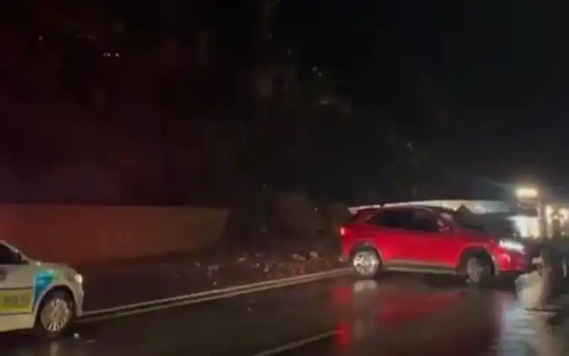 Hakkari'de Şok Heyelan: Dev Kayalar Yolu Tamamen Kapandı