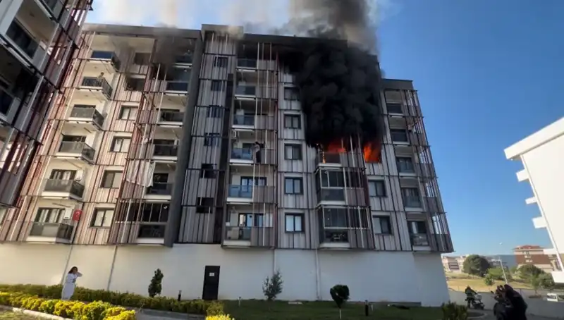Çanakkale'de Yangın Paniği: Geceyi Alevlerle Geçiren Vatandaşların Dramı