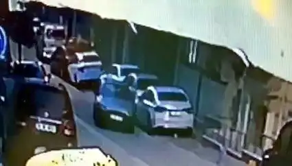 Esenyurt’ta Park Halindeki Otomobillere Çarpıp Kaçan Sürücü Aranıyor