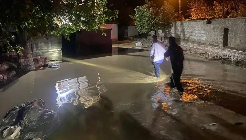 Hızlı Yağışların Sonucu: 20 Dakikada 1 Ev Çöktü, 3 Ev Boşaltıldı!