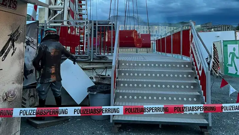 Dönen Salıncak, Reklam Direklerine Çarparak İkisi Arasında Korku Dolu Anlar Yarattı