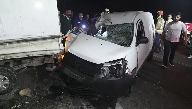 İstanbul'da Feci Kaza: 3 Kişi Yaralandı, Olay Yerinde Gerilim Yükseldi
