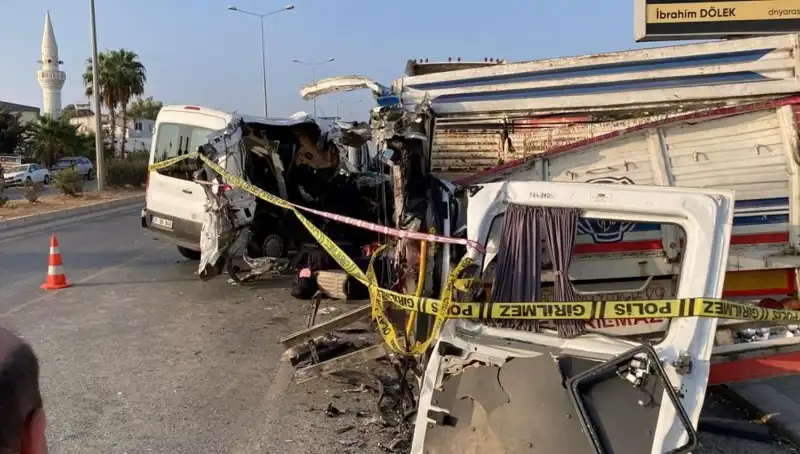 Mersin'de Tatil Yolunda Korkunç Kaza: İki Hayatını Kaybetti, 10 Yaralı