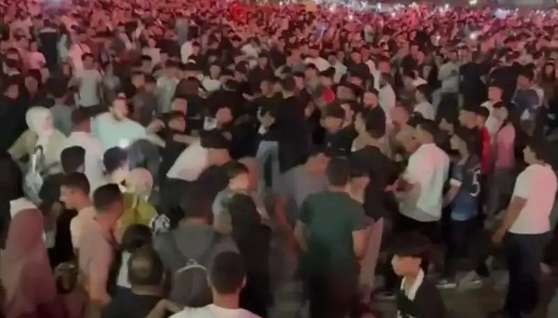 Konserde Bıçaklı Kavga: Üç Kişi Yaralandı, Olay Yeri Gerginleşti!