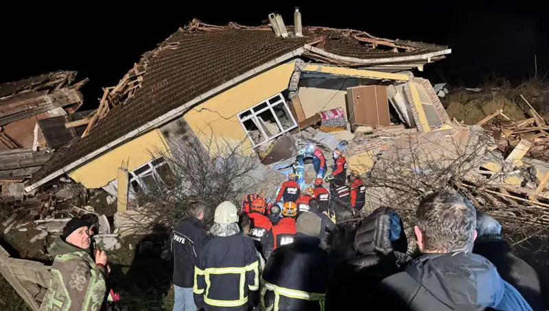 Sinop'ta Tüm Şehirde Şok Yaratan Heyelan, 3 Ev Yıkıldı