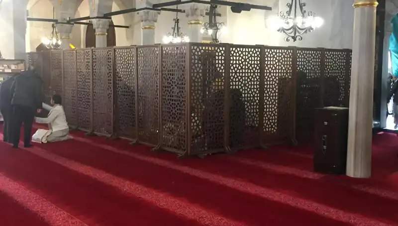 Kadın ve Erkeklerin Yan Yana Teravih Namazı Kılması: Gerçekten Oluyor Mu?