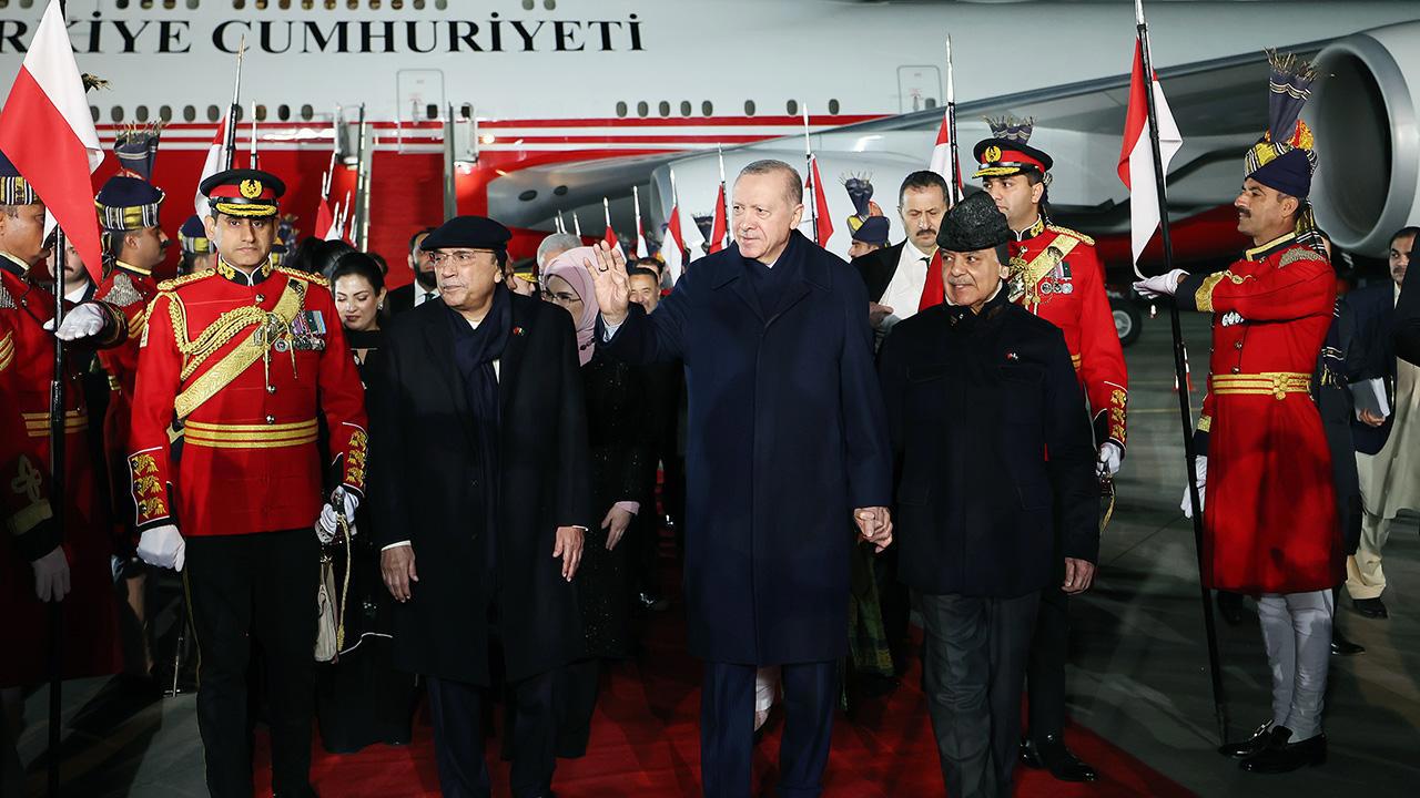 Cumhurbaşkanı Erdoğan Pakistan'da İkili İlişkileri Güçlendirdi