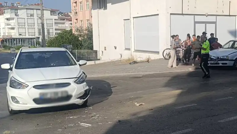 Antalya'da Feci Kaza: İki Otomobil Çarpıştı, 3 Yaralı