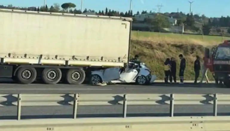 Kuzey Marmara Otoyolu'nda Feci Kaza: Otomobil, TIR'ın Altına Girdi