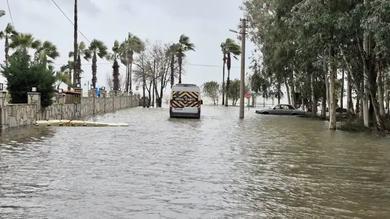 Göl Taşınca İlçeyi Vuran Sel: Arabalar ve Evler Suya Gömüldü